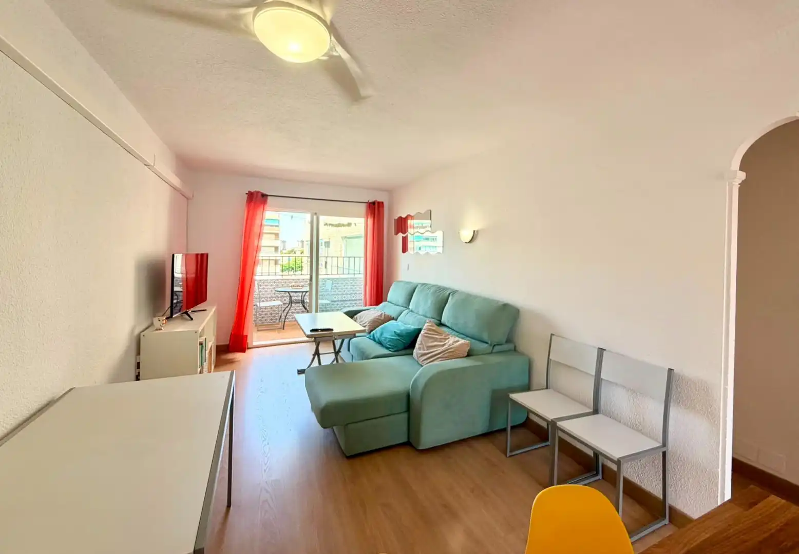 Sala d'estar de Pis en venda en Roquetas de Mar amb Aire condicionat, Terrassa i Moblat