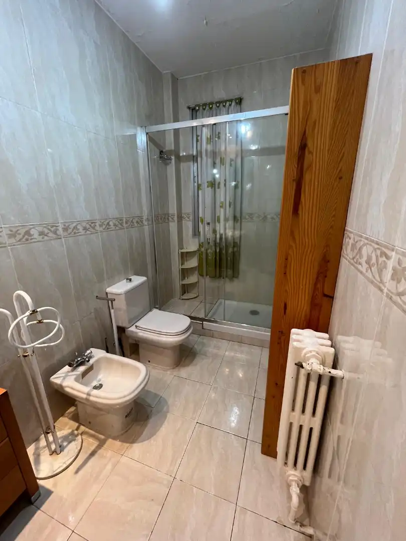 Bathroom of Flat for rent in Madrid  with Heating, Parquet flooring and Oven