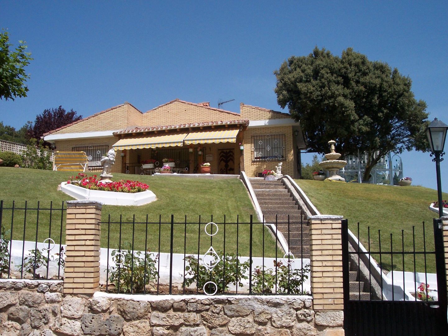 Vista exterior de Casa o xalet en venda en Revillarruz amb Calefacció, Jardí privat i Terrassa