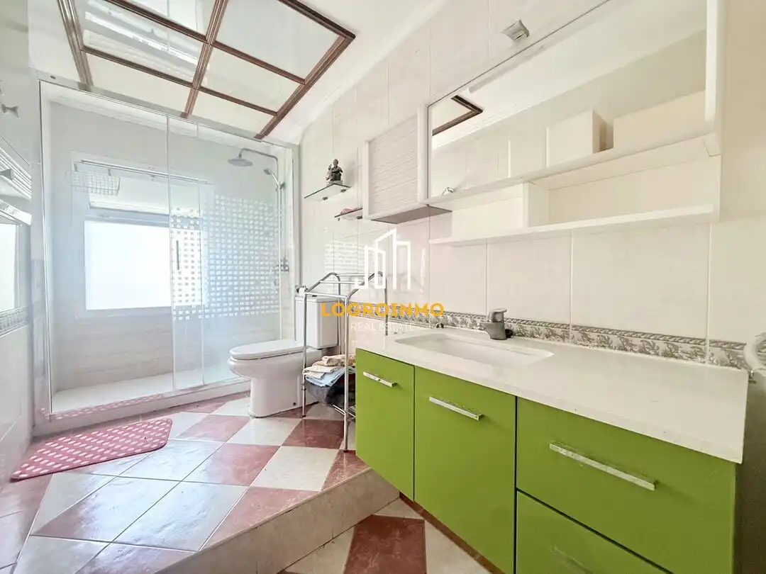 Bathroom of Flat for sale in  Logroño  with Heating, Parquet flooring and Terrace