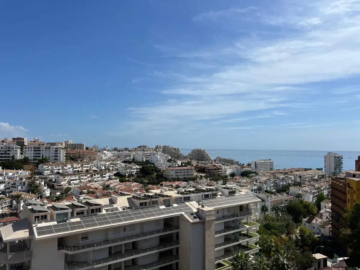 Vista exterior de Àtic en venda en Benalmádena amb Aire condicionat, Calefacció i Piscina