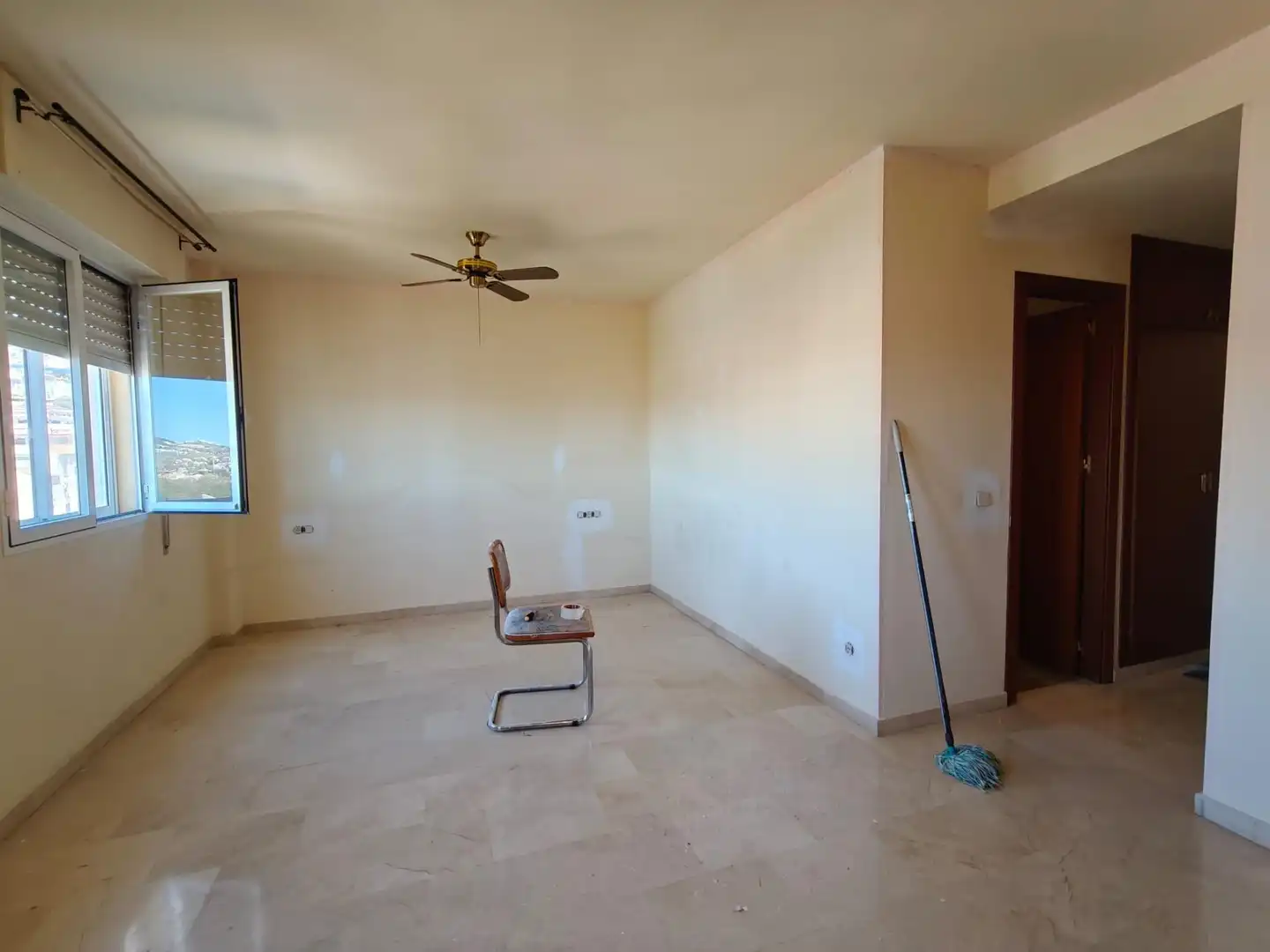 Sala de estar de Ático de alquiler en Benalmádena con Aire acondicionado, Jardín privado y Amueblado