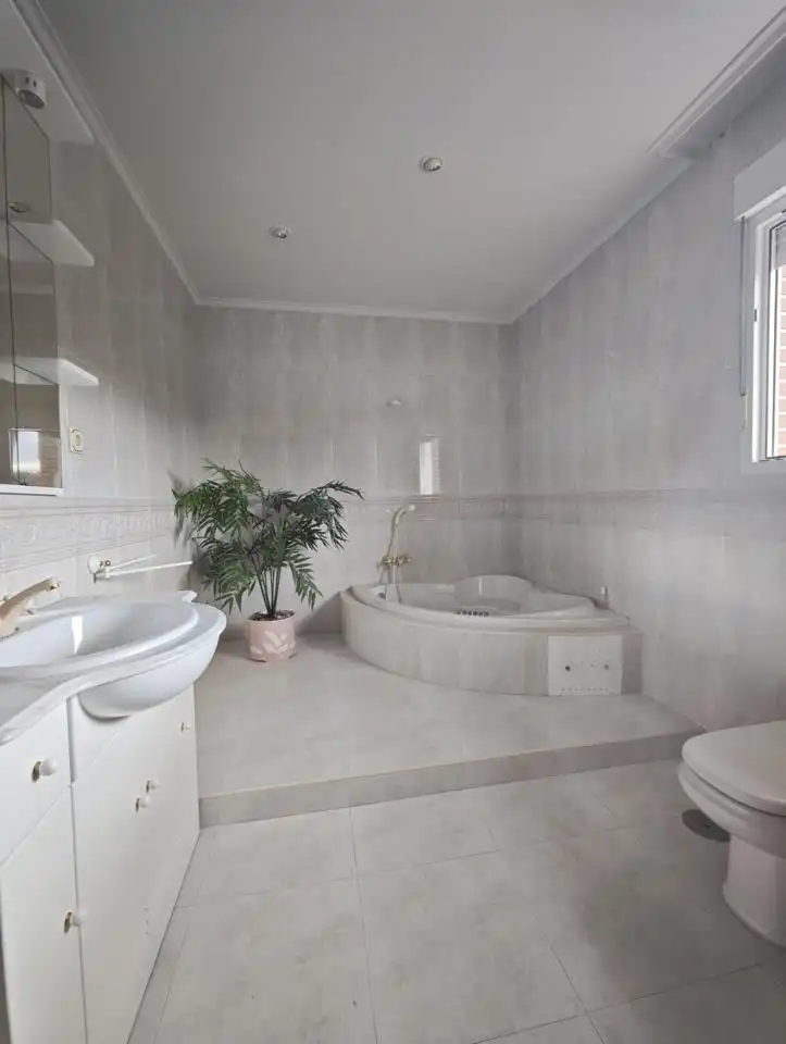 Baño de Casa adosada en venta en El Álamo con Aire acondicionado, Calefacción y Jardín privado