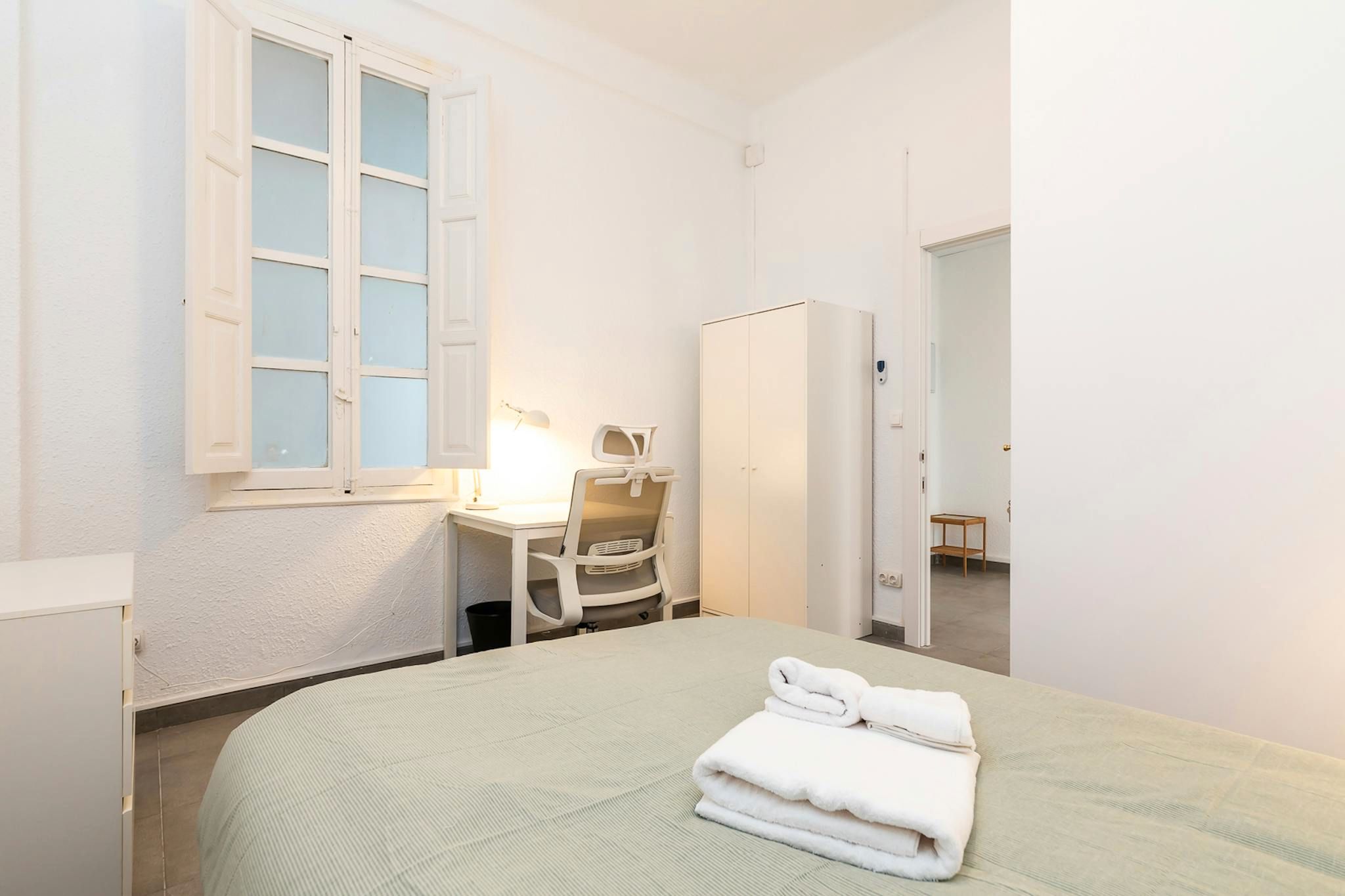 Bedroom of Flat to share in  Valencia Capital  with Heating, Washing machine and Balcony
