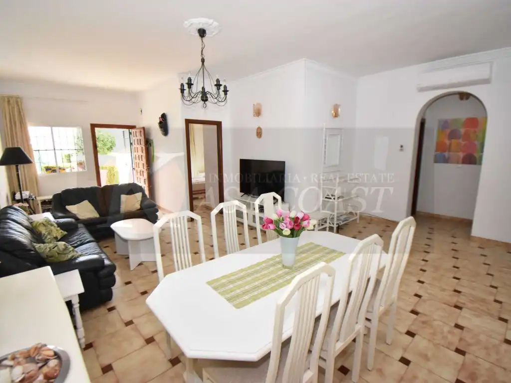 Sala d'estar de Pis en venda en Fuengirola amb Aire condicionat, Jardí privat i Piscina comunitària