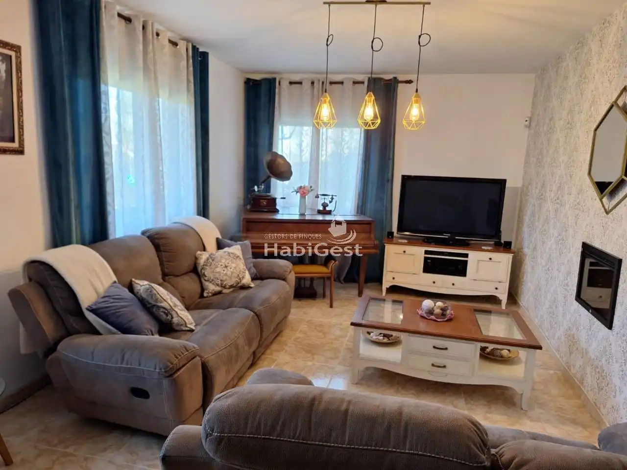 Sala d'estar de Casa o xalet en venda en Vilobí d'Onyar amb Aire condicionat, Calefacció i Jardí privat