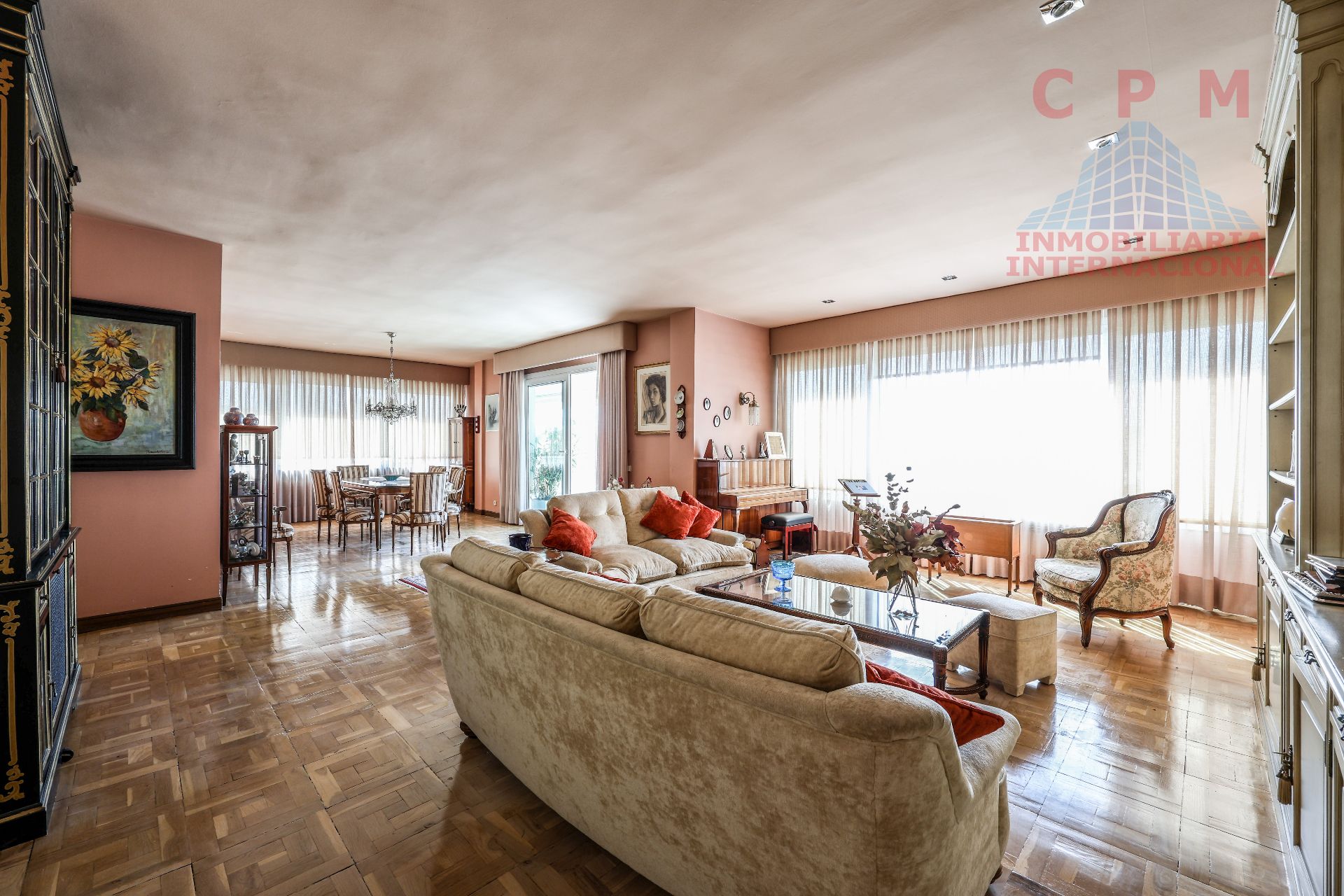 Living room of Flat to rent in  Madrid Capital  with Air Conditioner, Heating and Parquet flooring