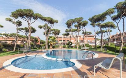 Jardí de Casa adosada en venda en Gavà amb Aire condicionat, Calefacció i Piscina comunitària