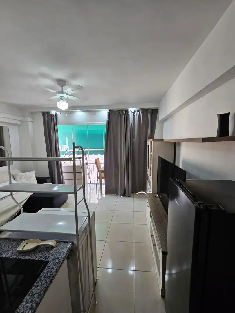 Sala d'estar de Estudi de lloguer en Benidorm amb Aire condicionat, Terrassa i Moblat