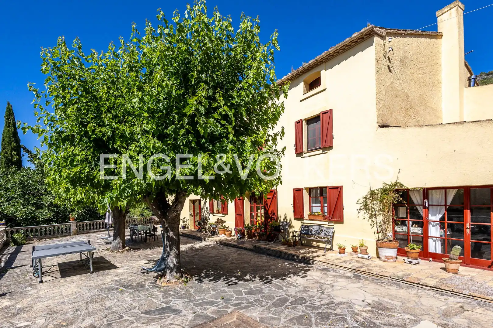 Vista exterior de Casa o xalet en venda en Torrelles de Foix amb Calefacció, Jardí privat i Terrassa
