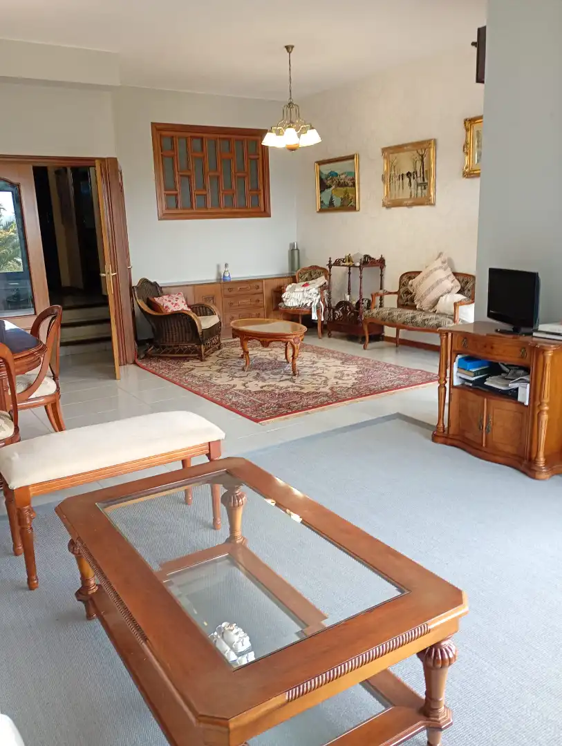 Sala d'estar de Casa adosada en venda en Gijón  amb Calefacció, Jardí privat i Terrassa