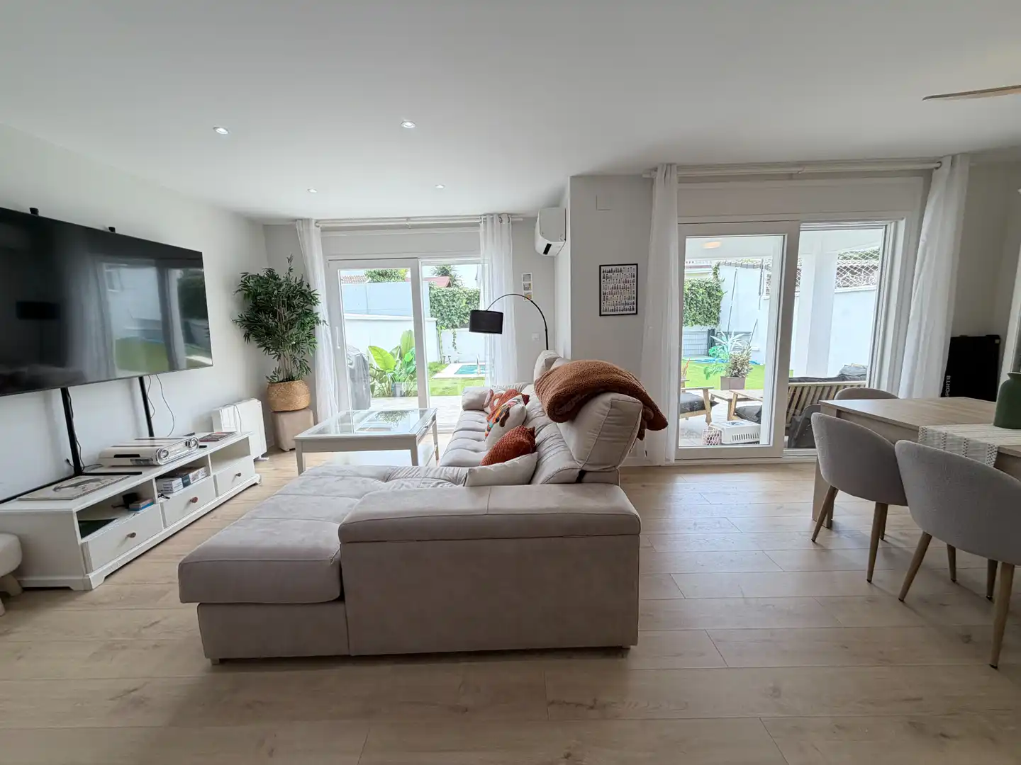 Sala de estar de Casa adosada en venta en Espartinas con Aire acondicionado, Jardín privado y Parquet