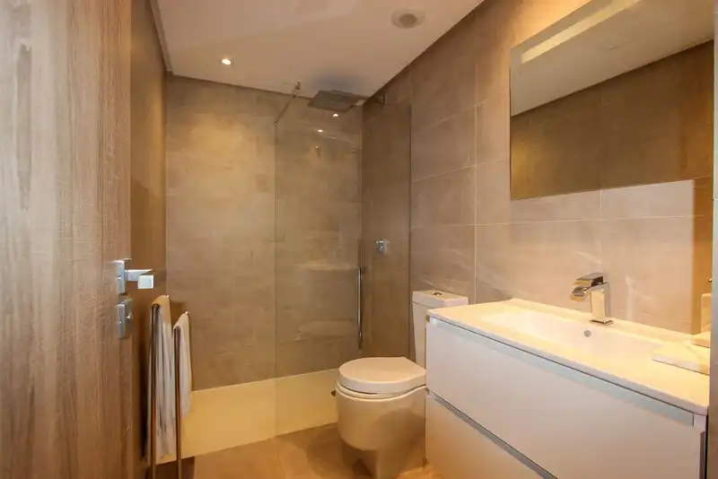 Badezimmer von Dachboden zum Verkauf in Benahavís mit Klimaanlage, Terrasse und Schwimmbad