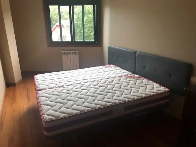 Schlafzimmer von Wohnung zur Miete in Poio mit Heizung
