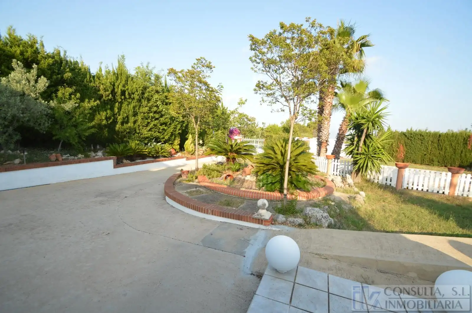 Vista exterior de Casa o xalet en venda en Vinaròs amb Jardí privat, Terrassa i Piscina