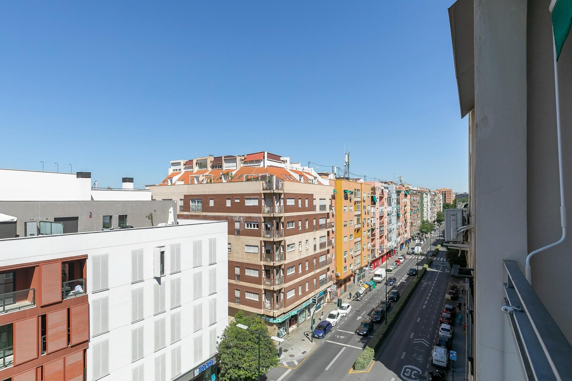 Vista exterior de Pis en venda en  Granada Capital amb Calefacció, Terrassa i Balcó