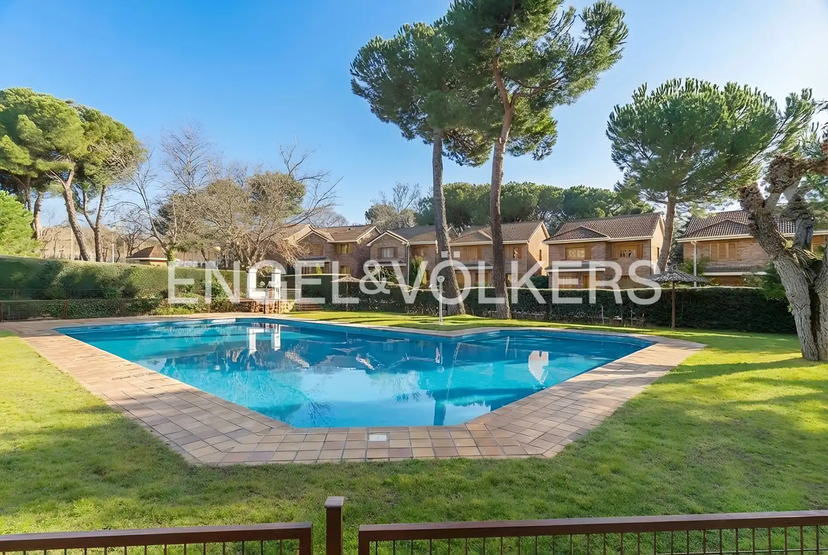 Vista exterior de Casa o xalet en venda en Majadahonda amb Aire condicionat, Calefacció i Jardí privat