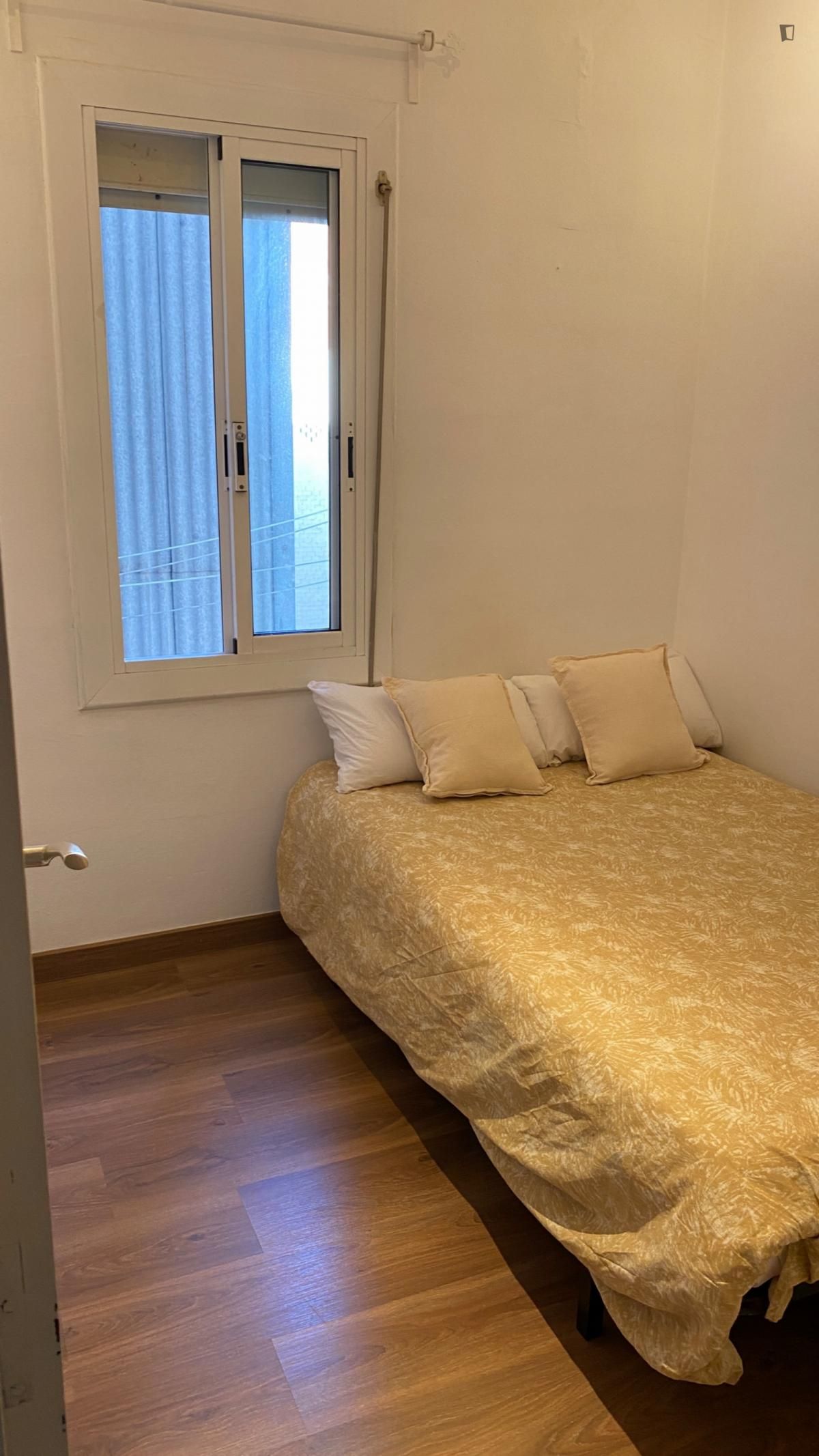 Dormitori de Apartament per a compartir en  Barcelona Capital amb Calefacció, Moblat i Forn