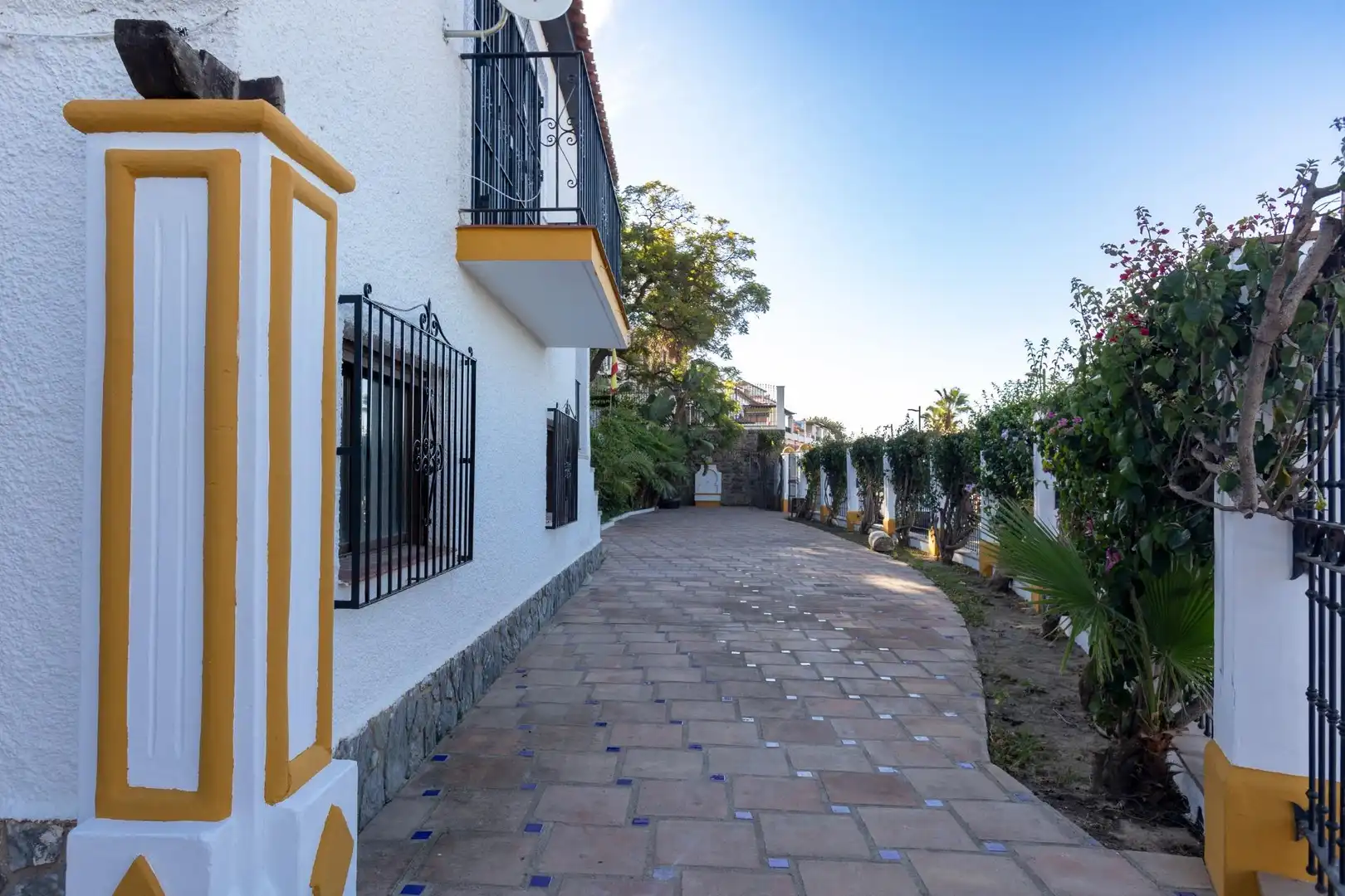 Vista exterior de Casa o xalet en venda en Almuñécar amb Calefacció, Jardí privat i Terrassa