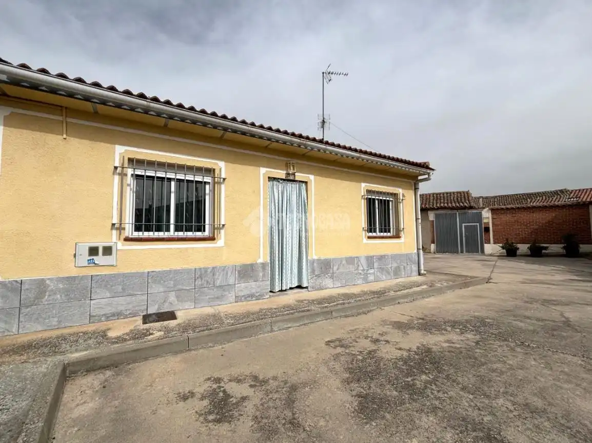 Exterior view of Houses for sale in Ataquines  with Furnished