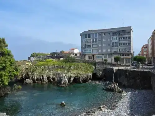 Außenansicht von Wohnungen zur Miete in Castro-Urdiales mit Balkon