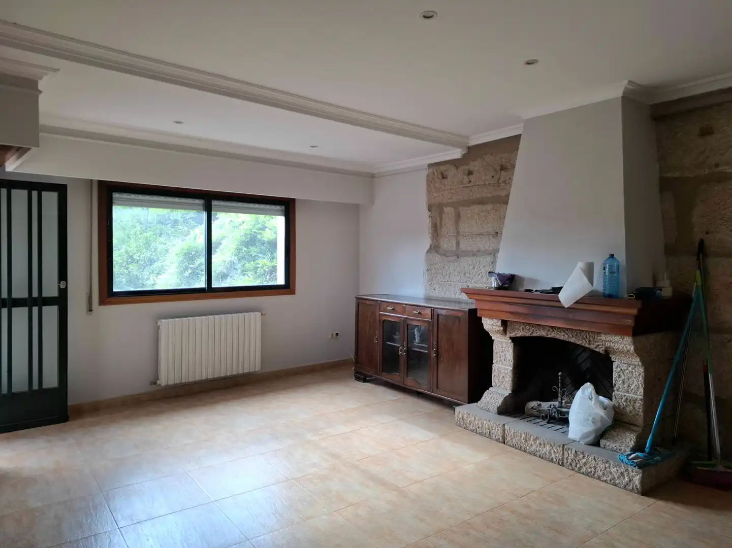 Sala d'estar de Casa adosada en venda en Ourense Capital  amb Calefacció, Jardí privat i Terrassa
