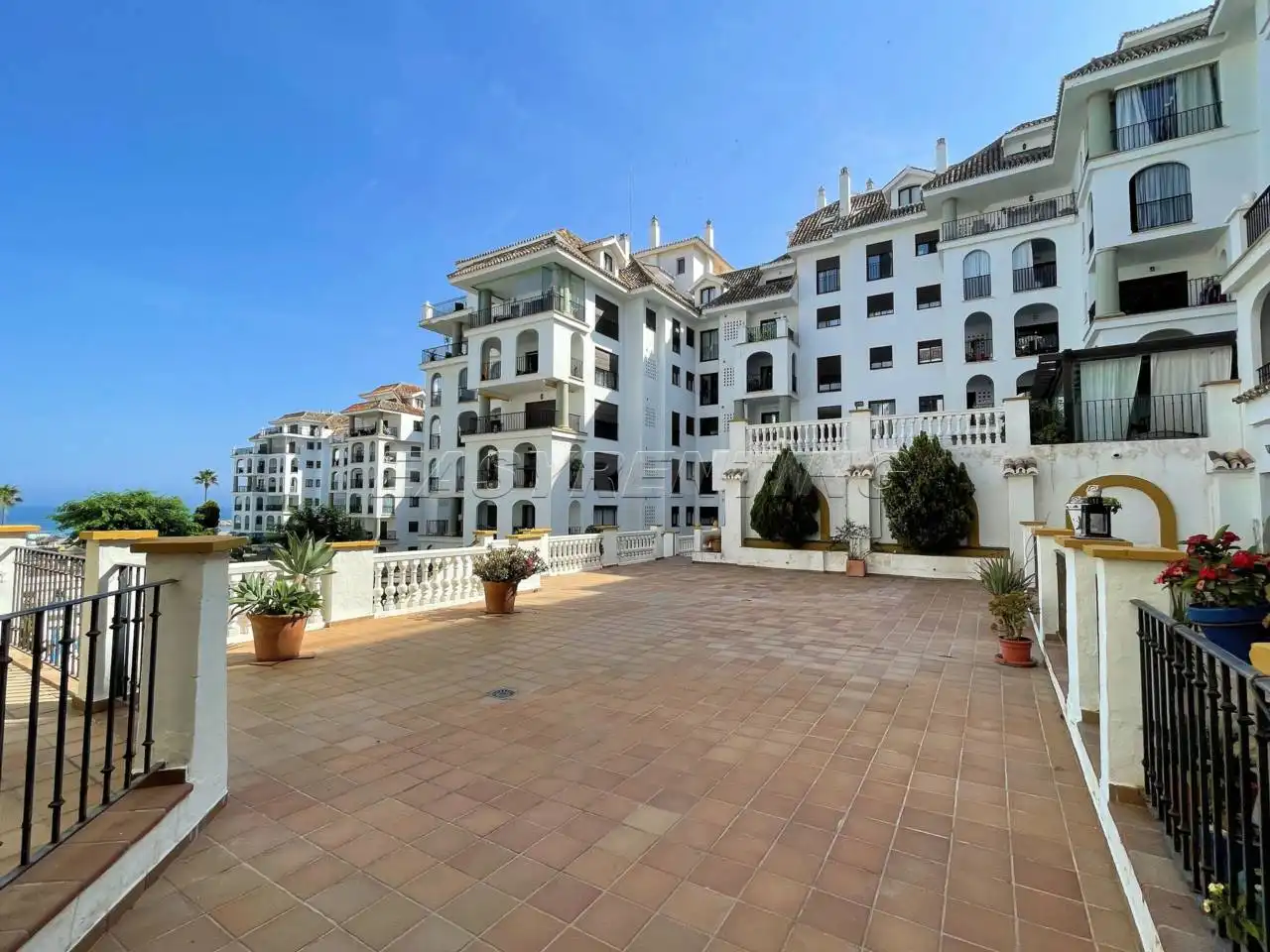 Vista exterior de Apartamento de alquiler en Manilva con Terraza, Amueblado y Alarma