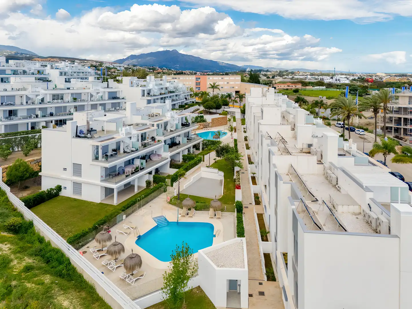 Vista exterior de Planta baixa en venda en Estepona amb Aire condicionat, Terrassa i Piscina