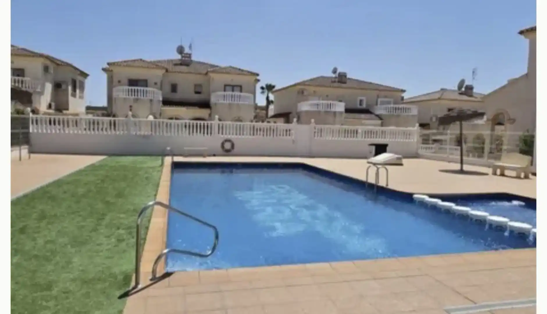 Piscina de Casa adosada en venda en Torrevieja amb Aire condicionat