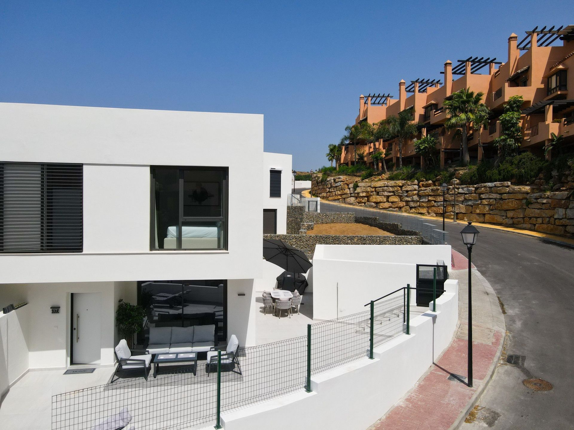 Vista exterior de Casa adosada de lloguer en Mijas amb Aire condicionat, Terrassa i Piscina