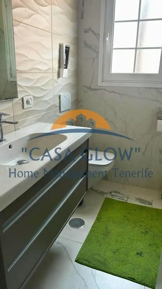 Badezimmer von Einfamilien-Reihenhaus zum Verkauf in Guía de Isora mit Klimaanlage, Heizung und Terrasse