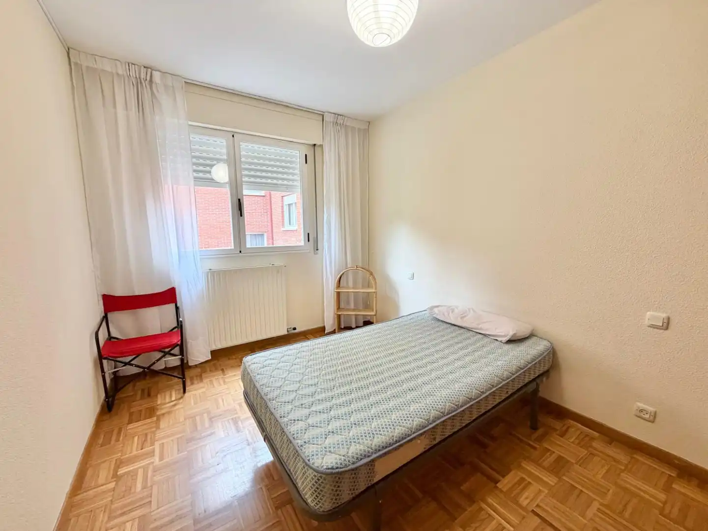 Habitación de Piso de alquiler en  Logroño con Calefacción, Parquet y Amueblado