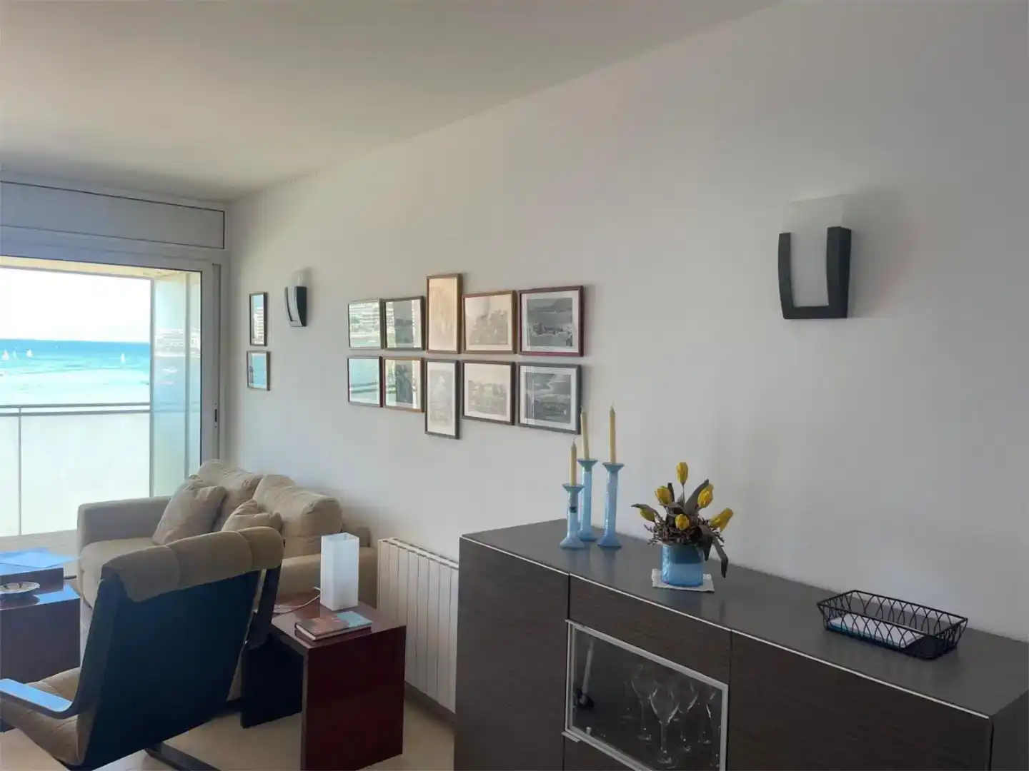 Sala d'estar de Apartament en venda en L'Escala amb Aire condicionat i Balcó