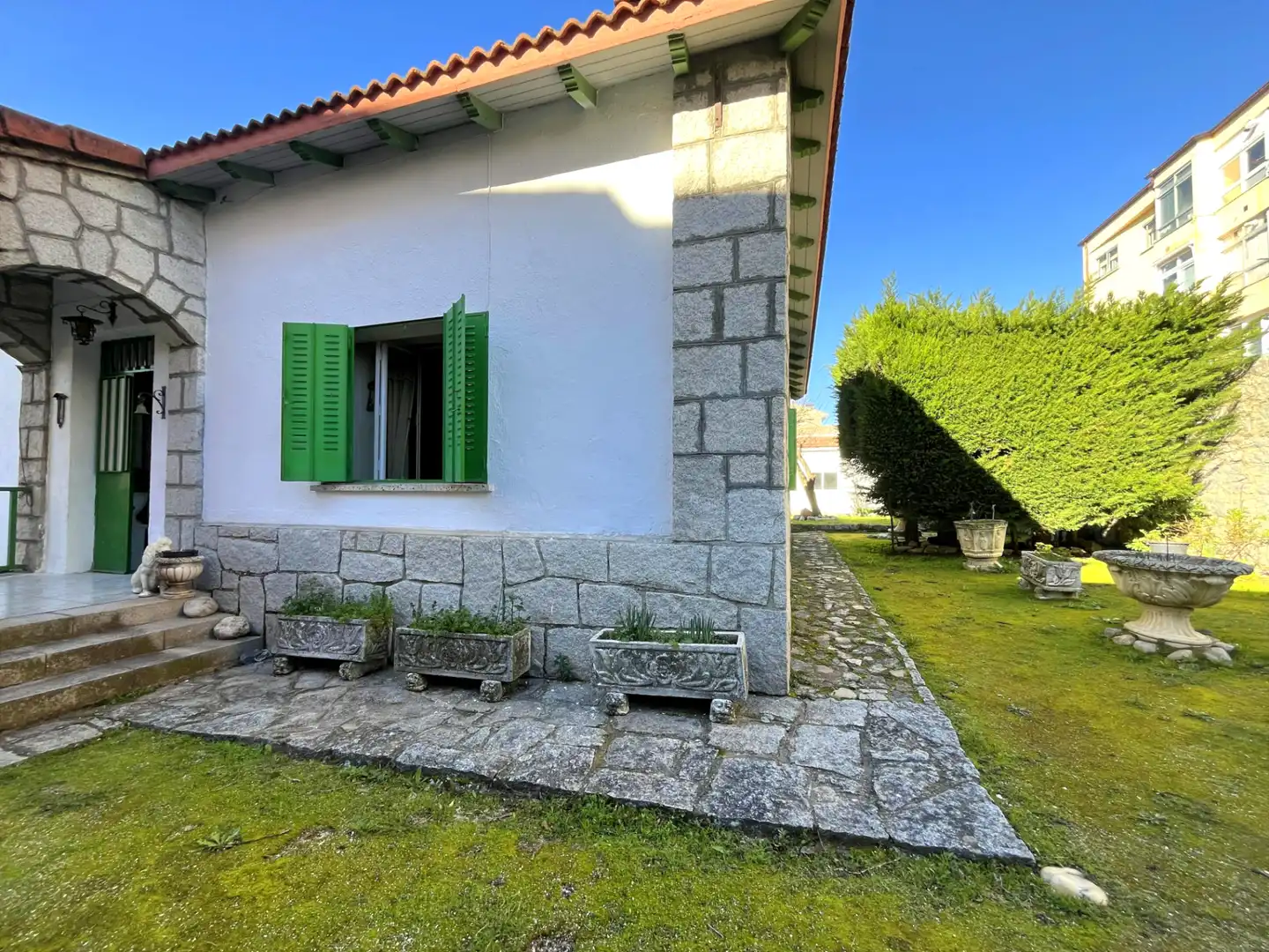 Vista exterior de Casa o xalet en venda en Guadarrama amb Calefacció, Jardí privat i Terrassa