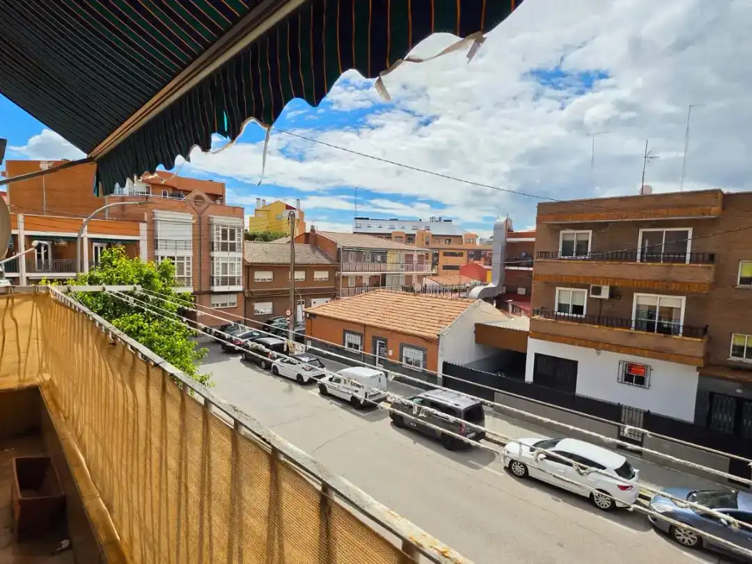 Vista exterior de Pis en venda en Madrid amb Aire condicionat i Balcó