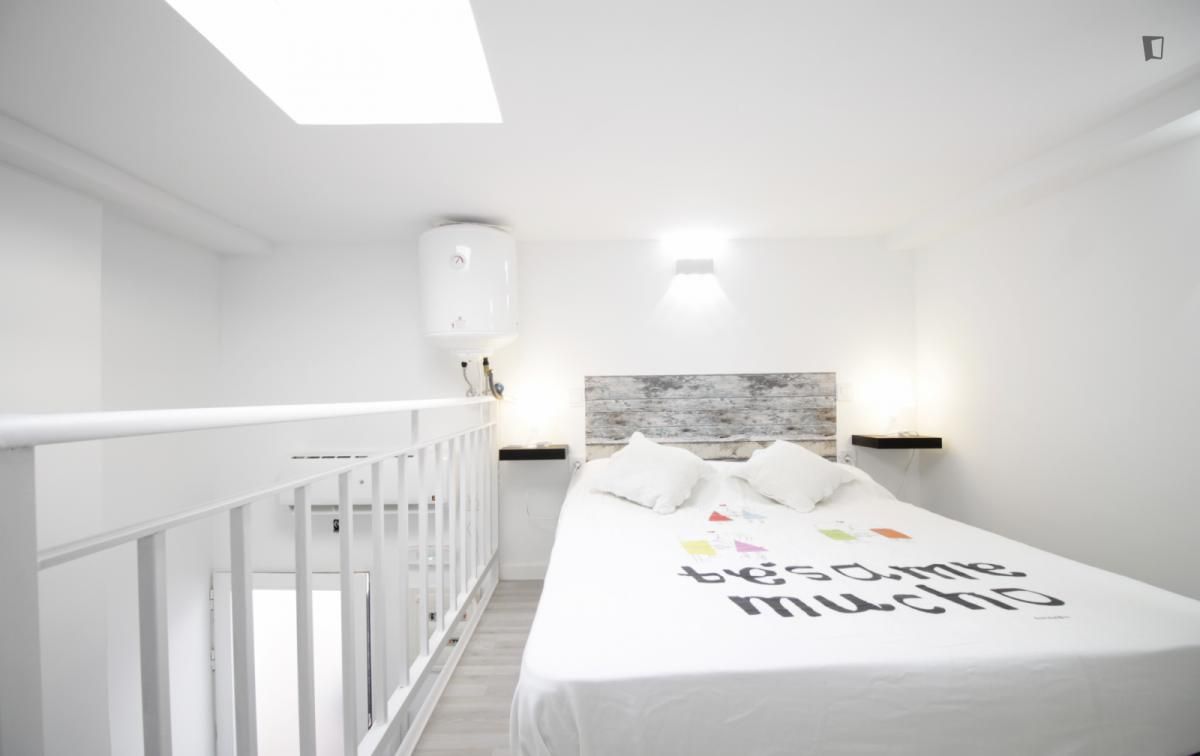 Study to rent in Zofio