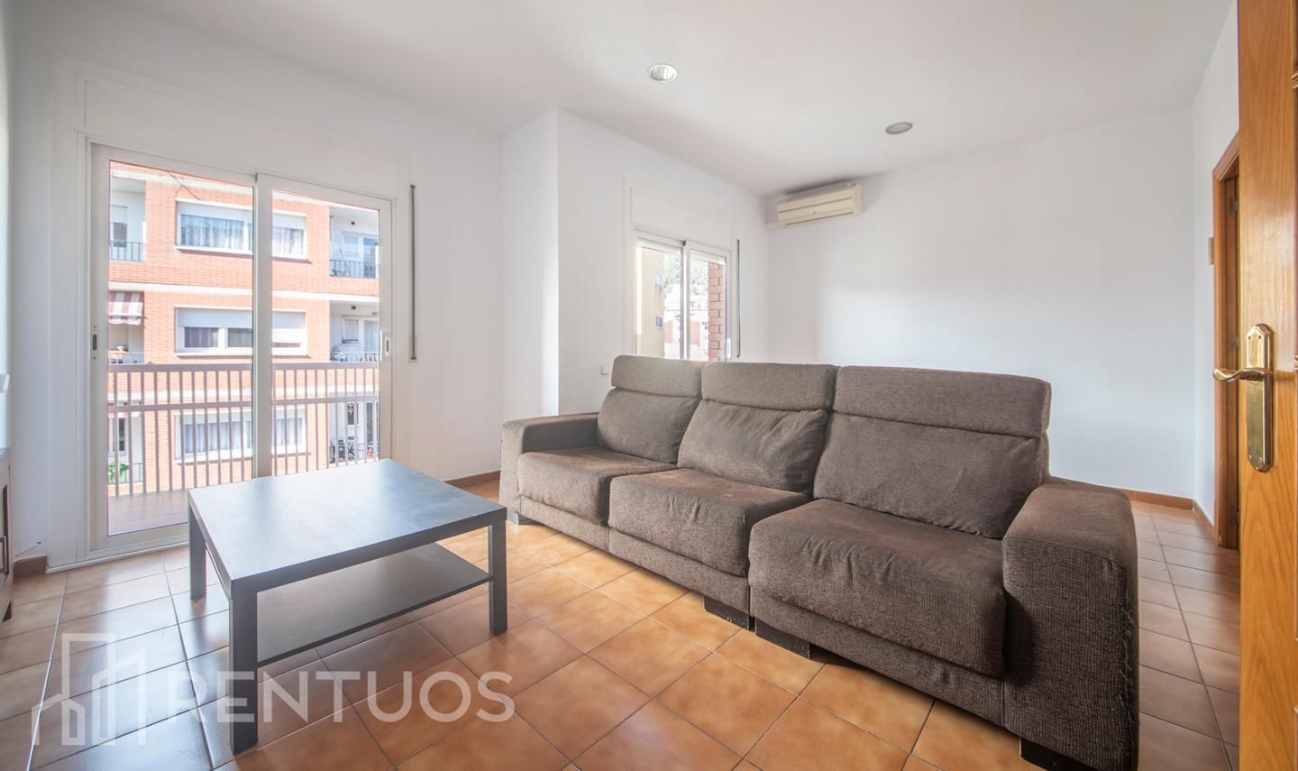 Living room of Flat for sale in Montcada i Reixac  with Air Conditioner, Heating and Balcony