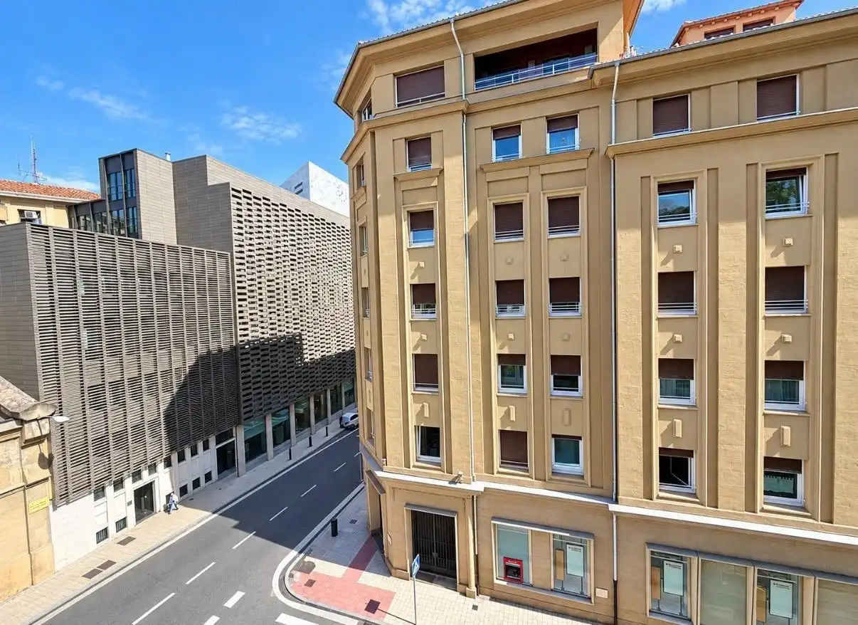 Außenansicht von Wohnungen zur Miete in  Pamplona / Iruña mit Klimaanlage, Heizung und Abstellraum