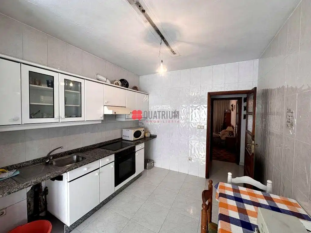 Cuina de Casa o xalet en venda en Santiago de Compostela  amb Terrassa, Traster i Balcó