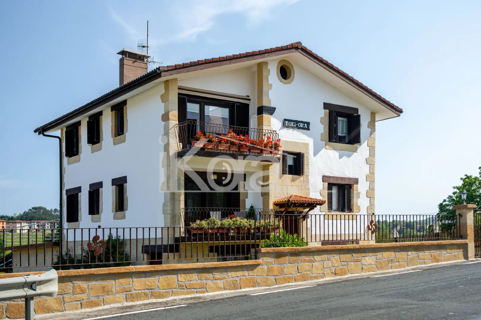 Vista exterior de Casa o xalet en venda en Lasarte-Oria amb Calefacció, Jardí privat i Parquet