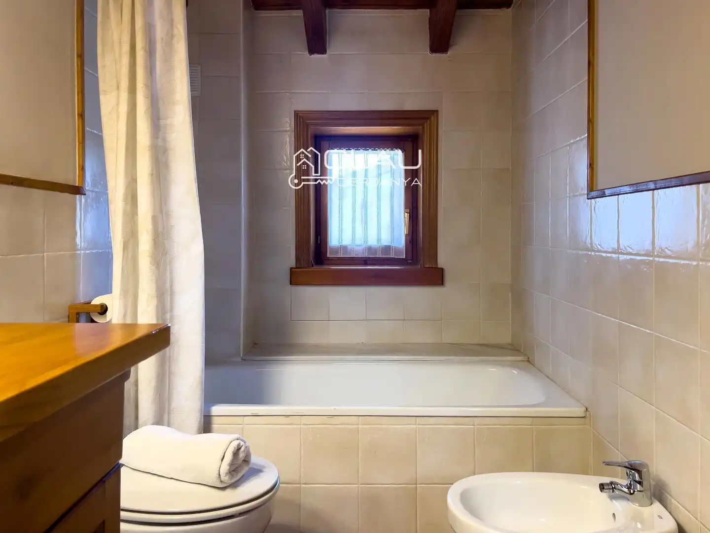 Badezimmer von Einfamilien-Reihenhaus zur Miete in Palau - de - Cerdagne mit Heizung, Privatgarten und Parkett