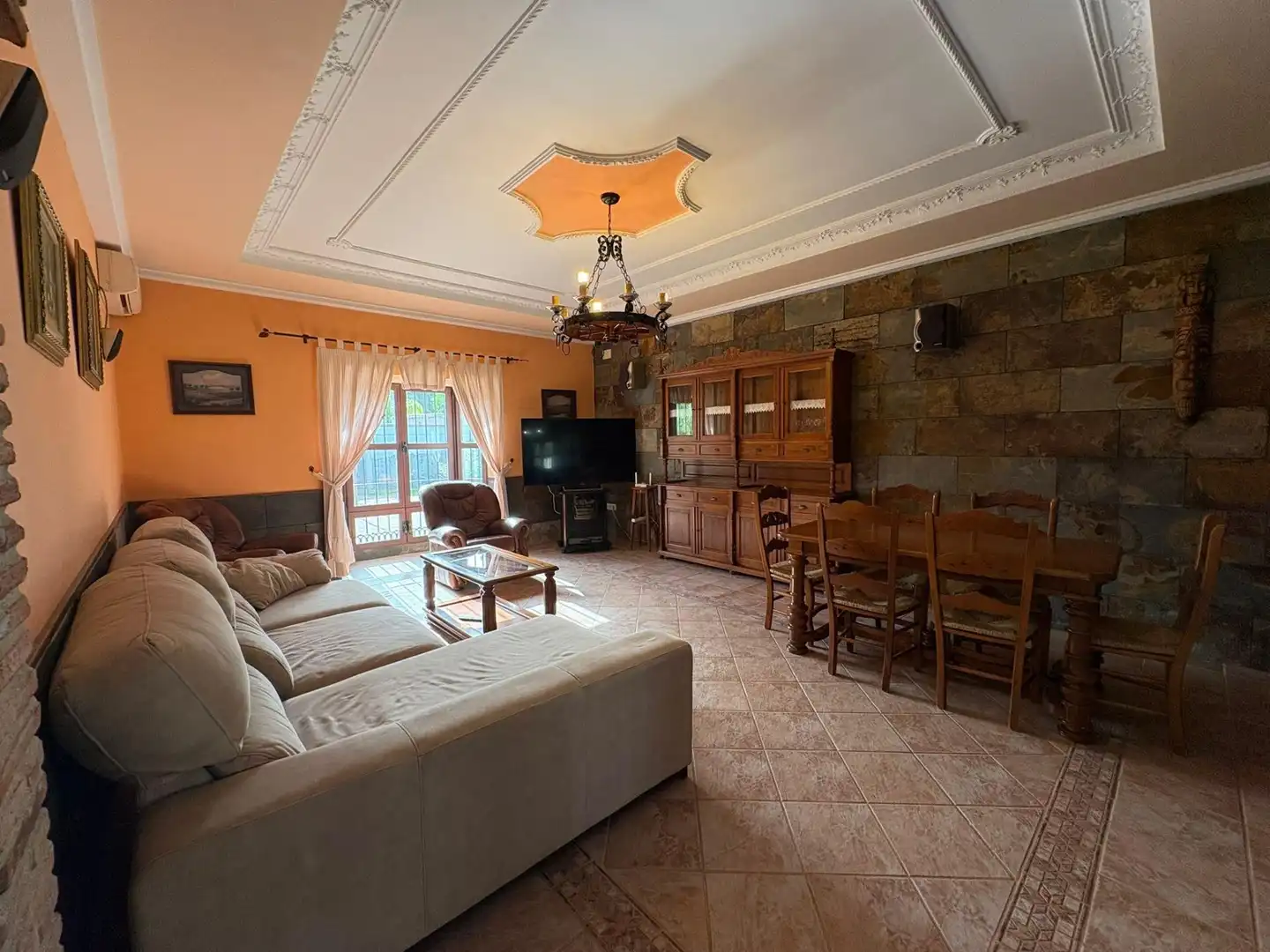 Sala de estar de Casa o chalet de alquiler en Chiclana de la Frontera con Aire acondicionado, Jardín privado y Piscina