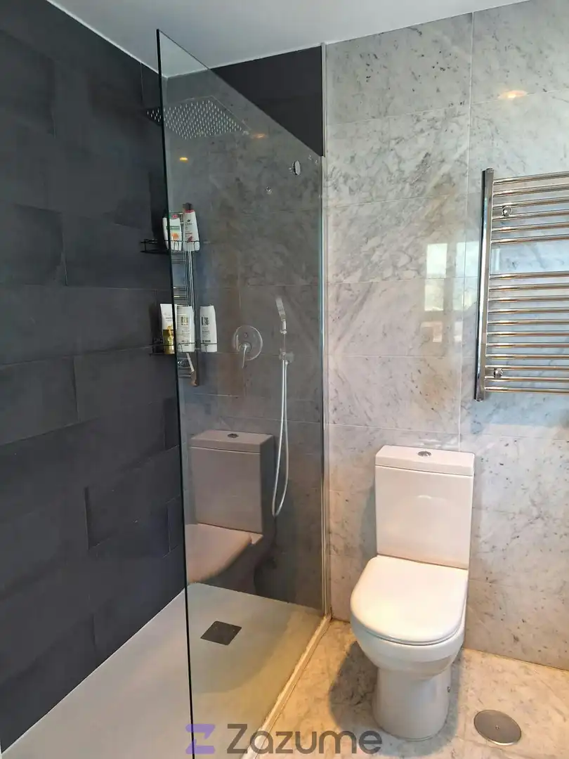 Badezimmer von Wohnung zur Miete in Benidorm mit Klimaanlage, Terrasse und Schwimmbad