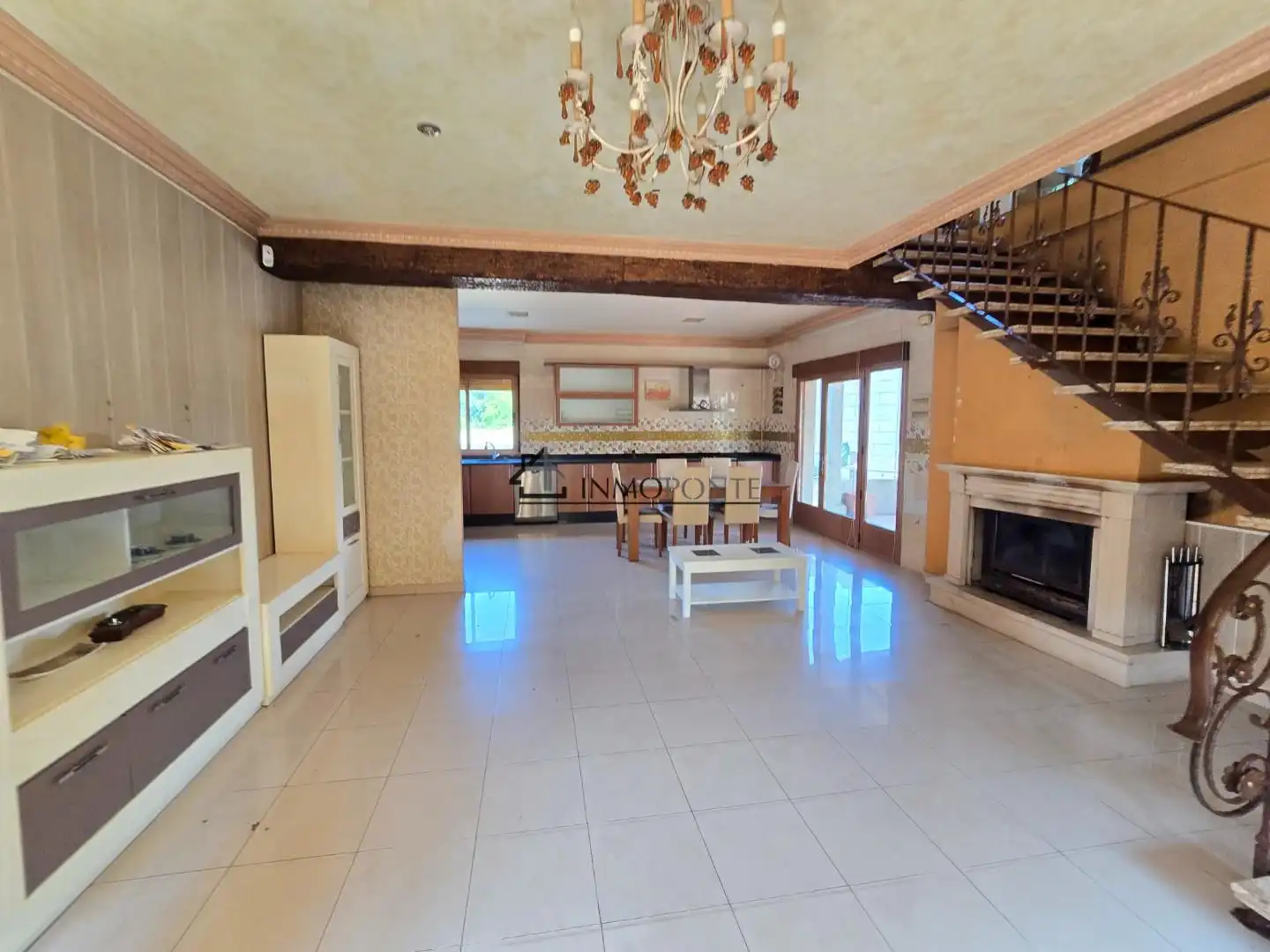 Sala d'estar de Casa o xalet en venda en Pontevedra Capital  amb Calefacció, Jardí privat i Terrassa