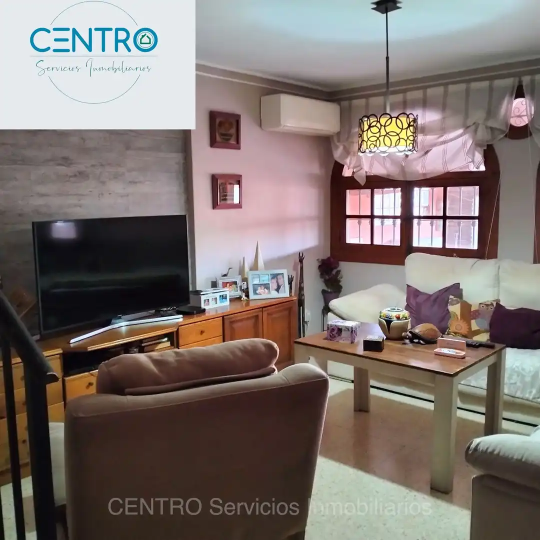 Sala d'estar de Casa adosada en venda en Algeciras amb Aire condicionat