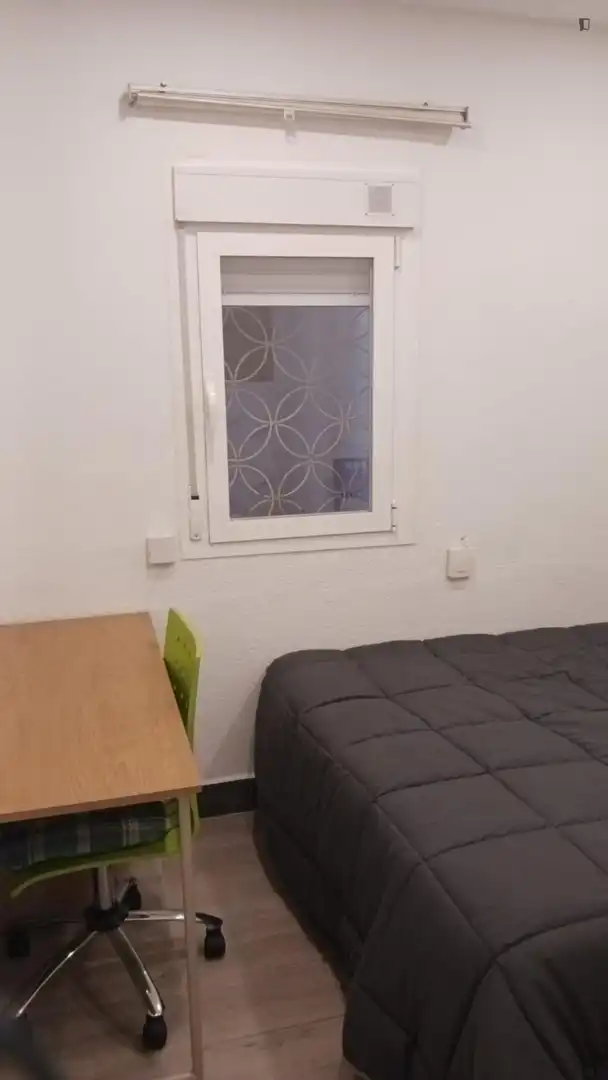 Dormitori de Apartament de lloguer en Madrid amb Moblat, Forn i Rentadora