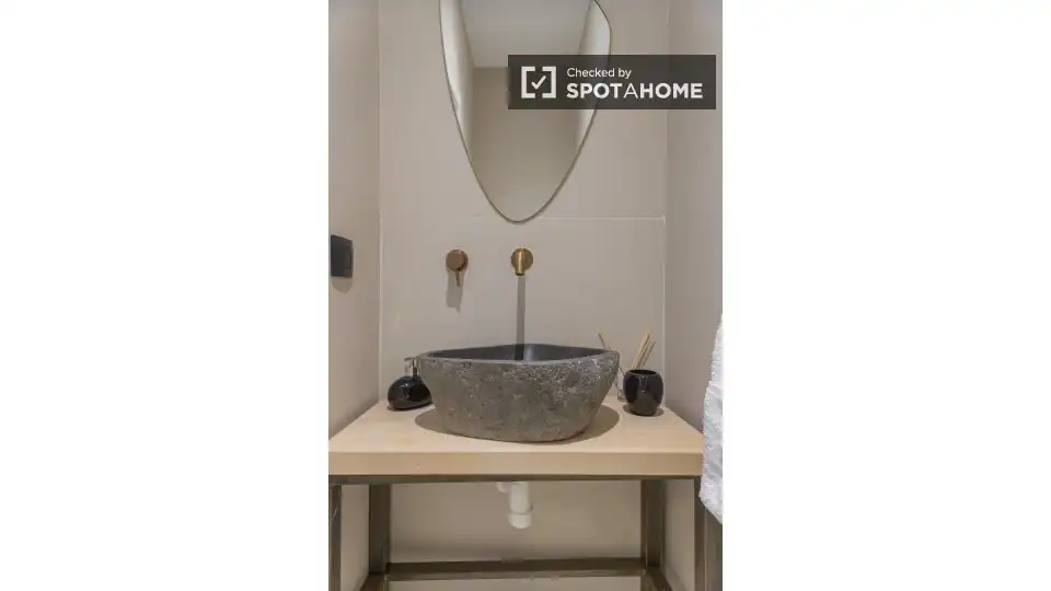 Bathroom of Flat for rent in Valencia  with Air Conditioner, Heating and Furnished