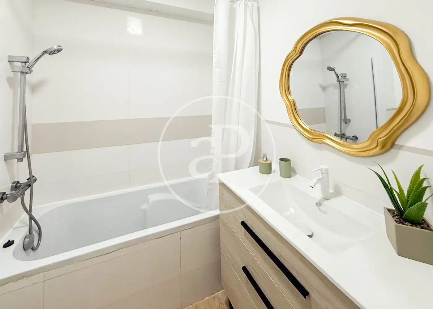 Bathroom of Flat for sale in Valencia  with Air Conditioner, Heating and Terrace