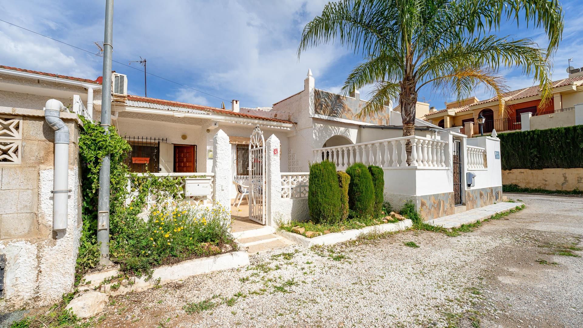 Vista exterior de Casa o chalet en venta en Torrevieja con Jardín privado, Terraza y Amueblado