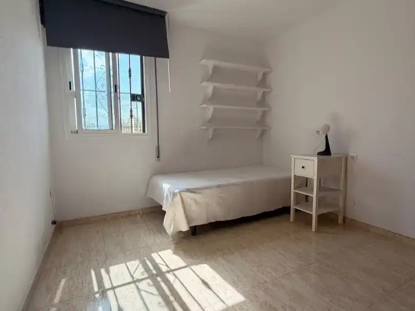 Dormitori de Dúplex per a compartir en Almería amb Aire condicionat, Moblat i Balcó